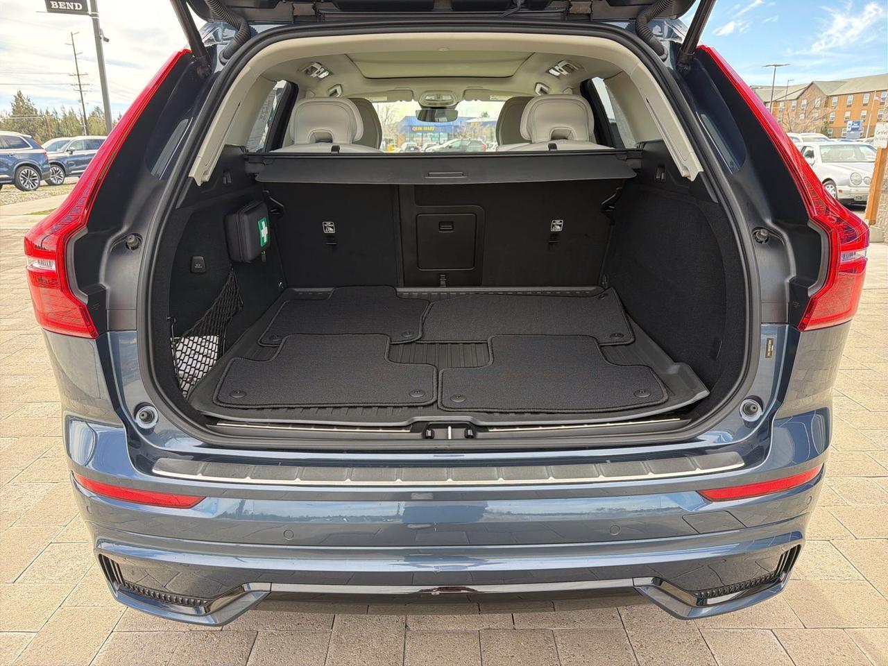 2024 Volvo XC60 B5 Ultimate Dark Theme Bend OR