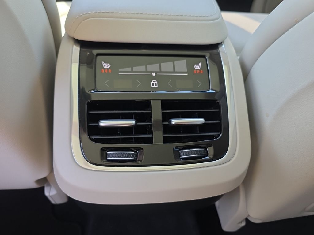 2024 Volvo XC60 B5 Ultimate Dark Theme Hunt Valley MD