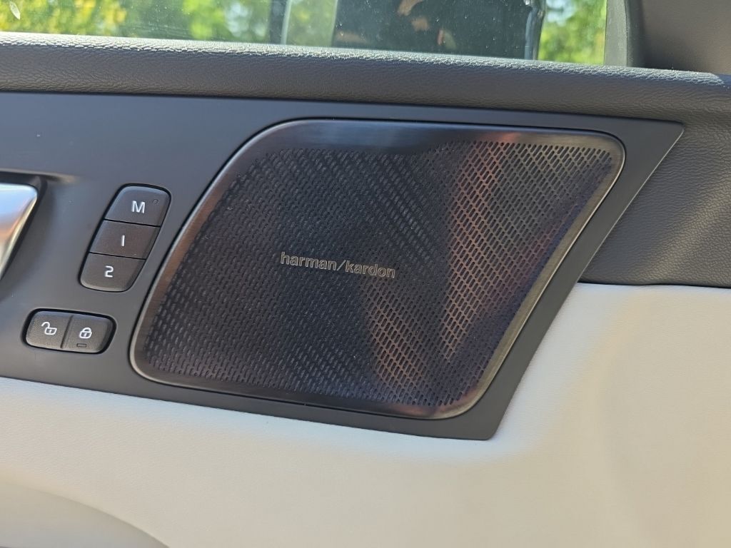 2024 Volvo XC60 B5 Ultimate Dark Theme Hunt Valley MD