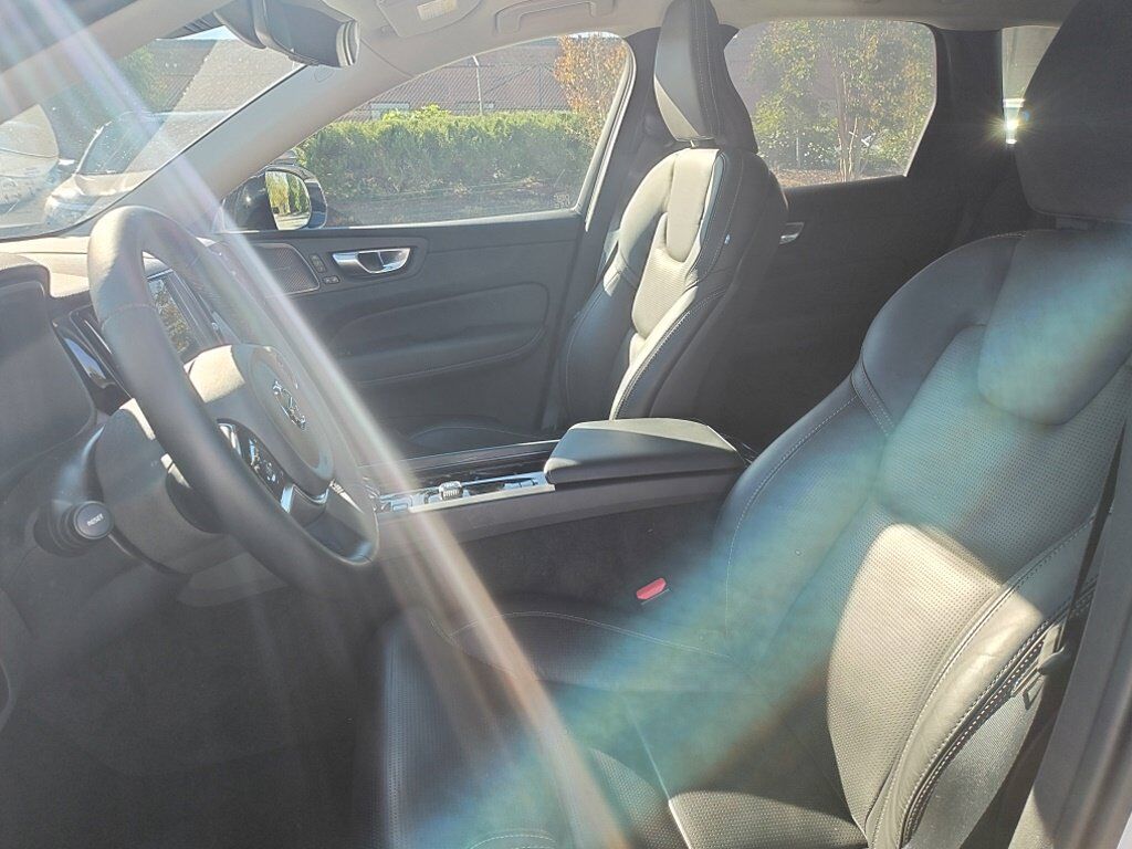 2024 Volvo XC60 B5 Ultimate Dark Theme Hunt Valley MD