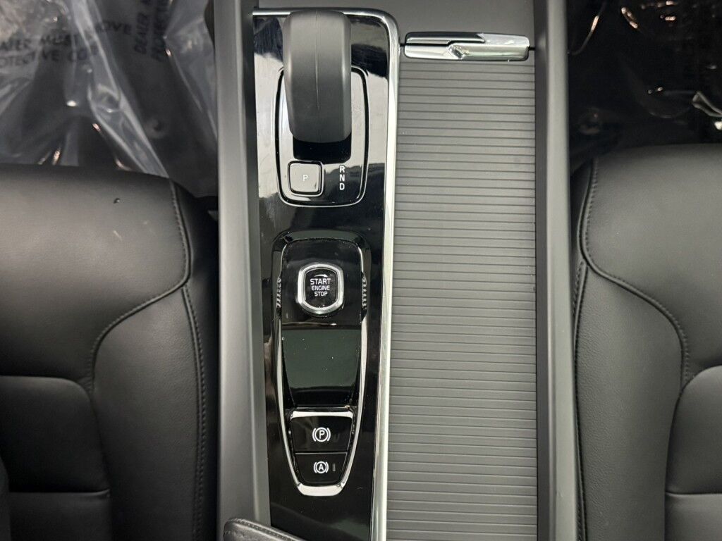 2024 Volvo XC60 Core Dark Theme AWD Maumee OH