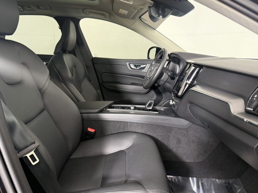2024 Volvo XC60 Core Dark Theme AWD Maumee OH