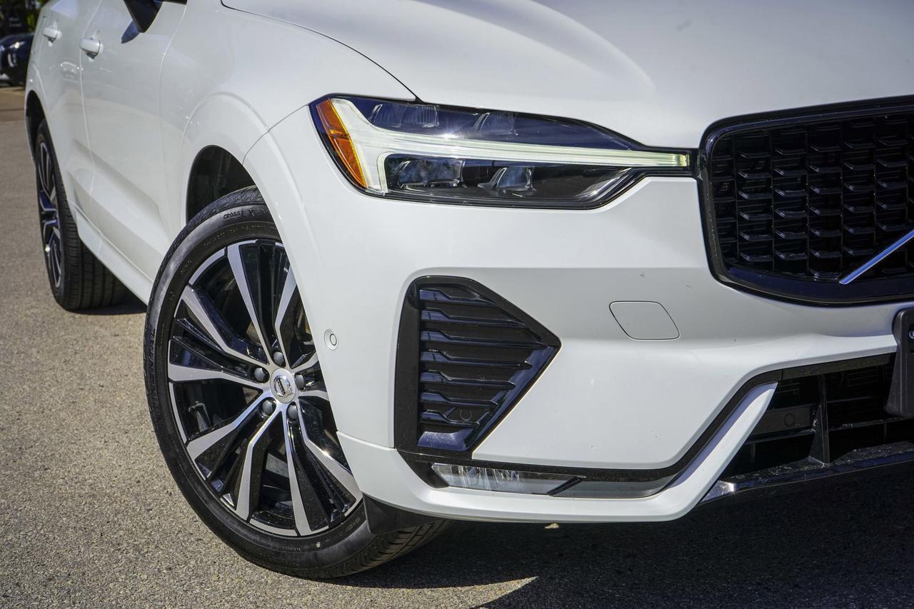 2024 Volvo XC60 Plus Dark Theme