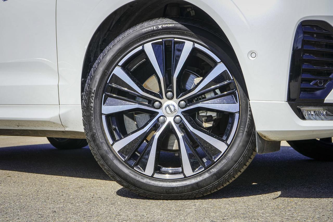 2024 Volvo XC60 Plus Dark Theme