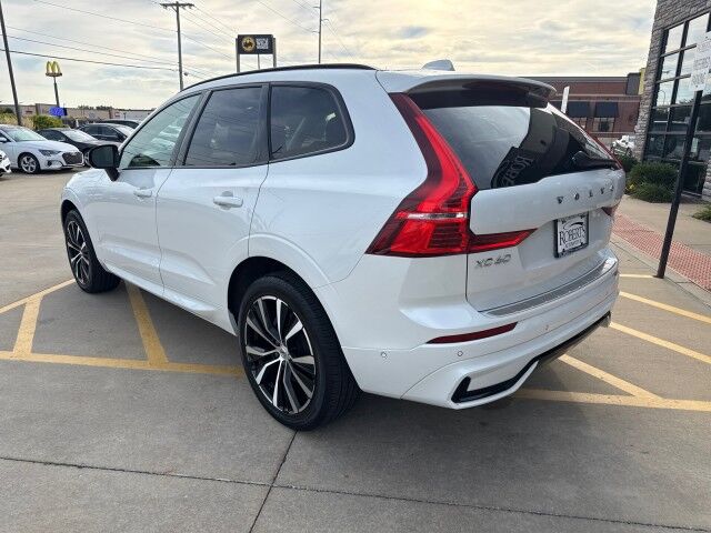 2024 Volvo XC60 Plus Dark Theme