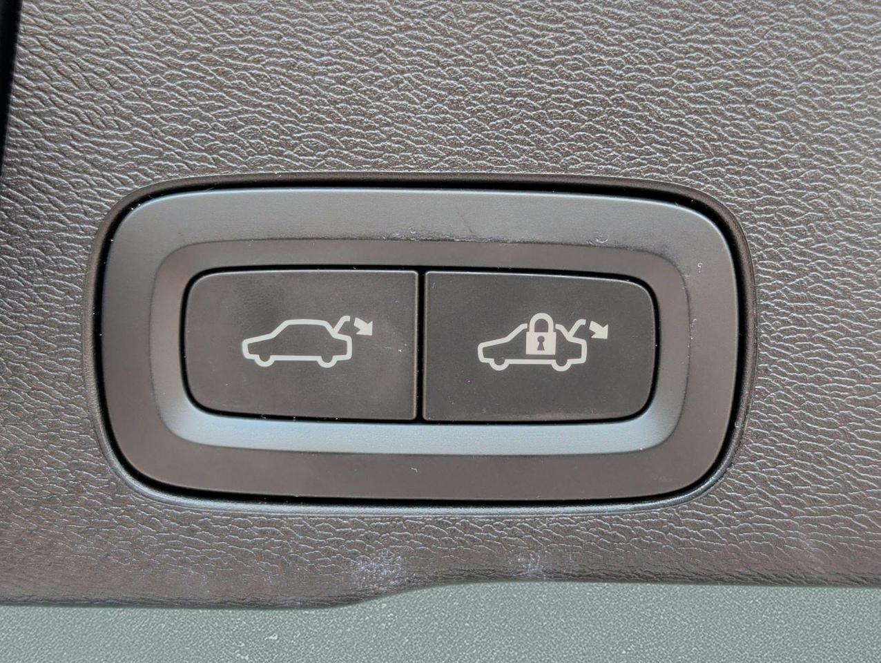2024 Volvo XC60 Recharge Plug-In Hybrid Core Dark Theme San Juan TX