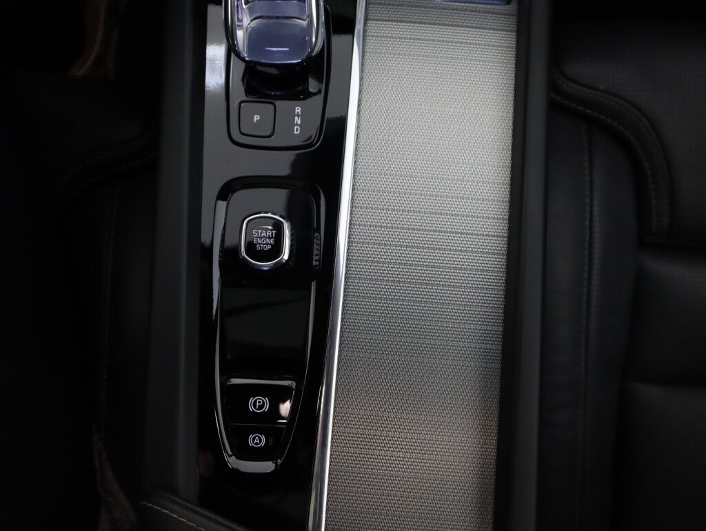 2024 Volvo XC60 Recharge Plug-In Hybrid T8 eAWD Ultimate Black Edition Maumee OH