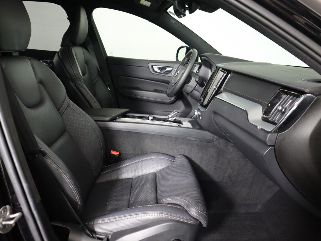 2024 Volvo XC60 Recharge Plug-In Hybrid T8 eAWD Ultimate Black Edition Maumee OH