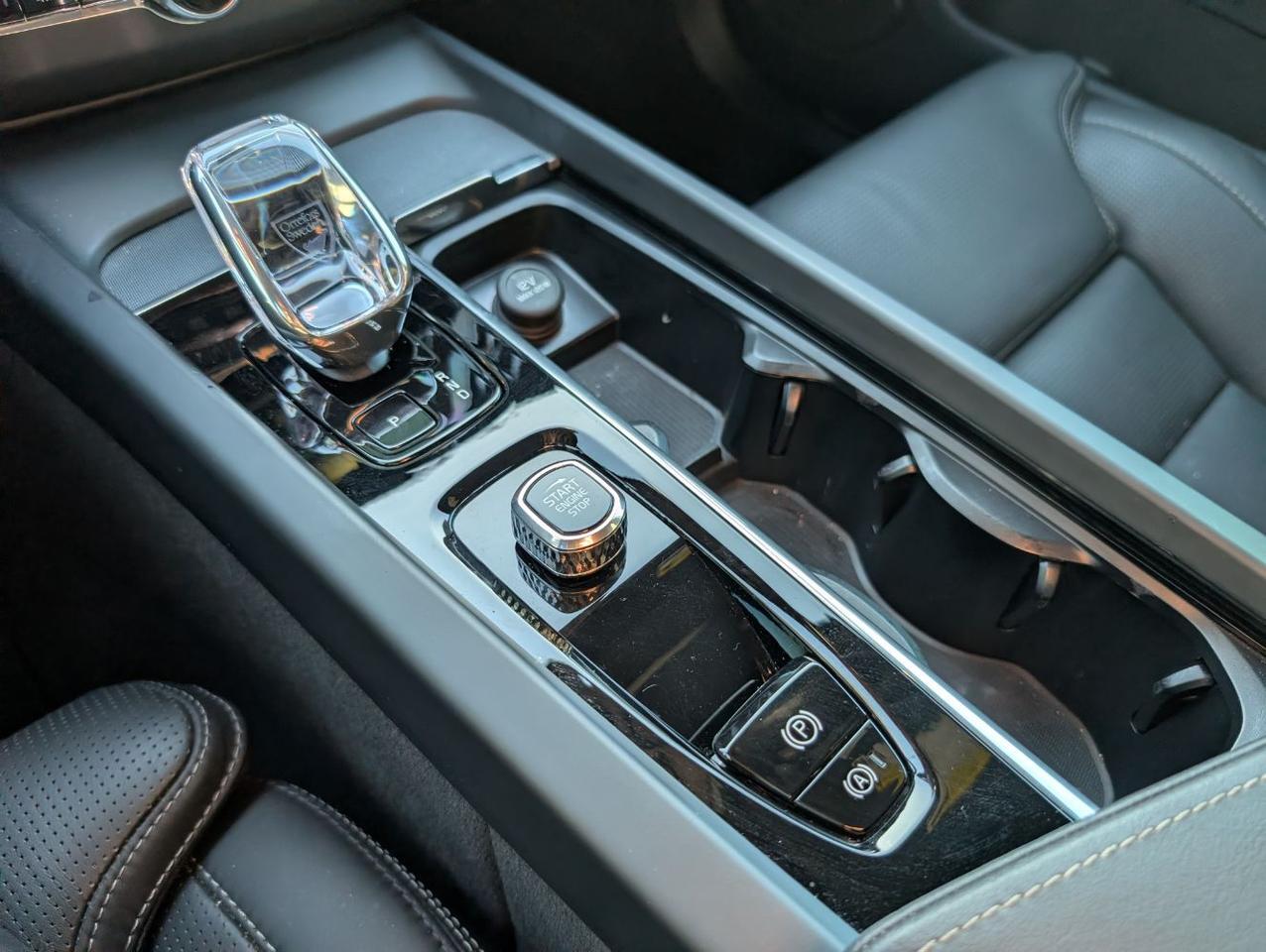 2024 Volvo XC60 Recharge T8 PHEV Hybrid ULTIMATE Black Edition | 455hp, Bowers & Wilkins Premium Audio & Air Suspension Portland OR