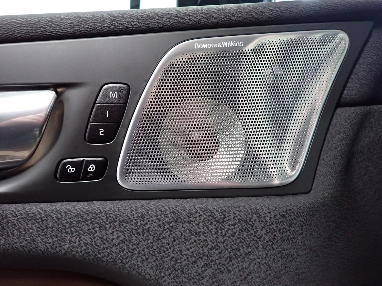 2024 Volvo XC60 Recharge Ultimate Dark Theme LEATHER SUNROOF *HYBRID* AWD Listowel ON