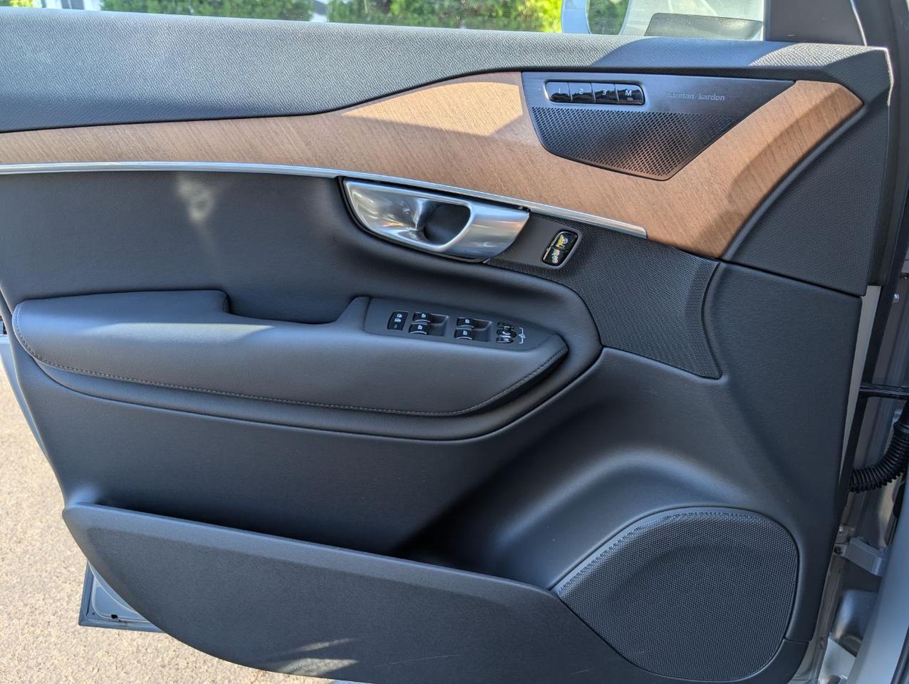 2024 Volvo XC90 B6 AWD Hybrid PLUS center Walk w/Harman Kardon, Pilot Assist, 360 Cam, 4 Heated Seats & Wheel Portland OR