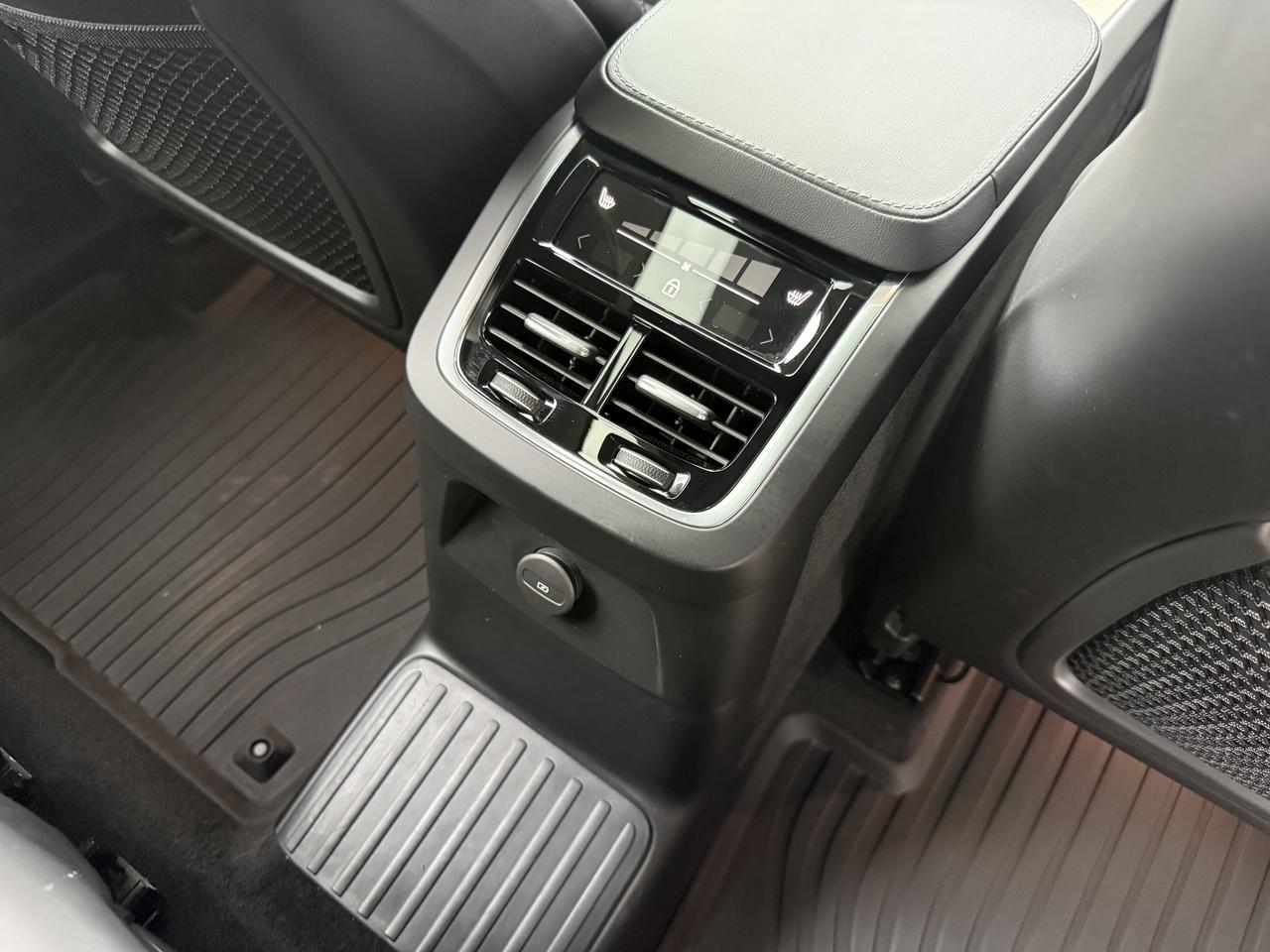 2024 Volvo XC90 Recharge Plug-In Hybrid Ultimate Bright Theme Knoxville TN