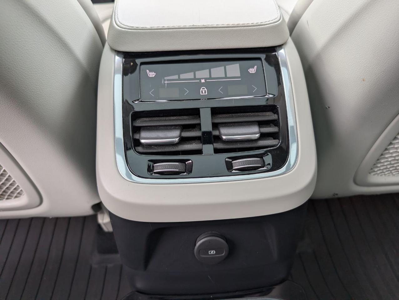 2024 Volvo XC90 Recharge T8 AWD PHEV Hybrid ULTIMATE w/Bowers & Wilkins, Center Walk Seating, Pilot Assist, 4 Heated Seats & Portland OR