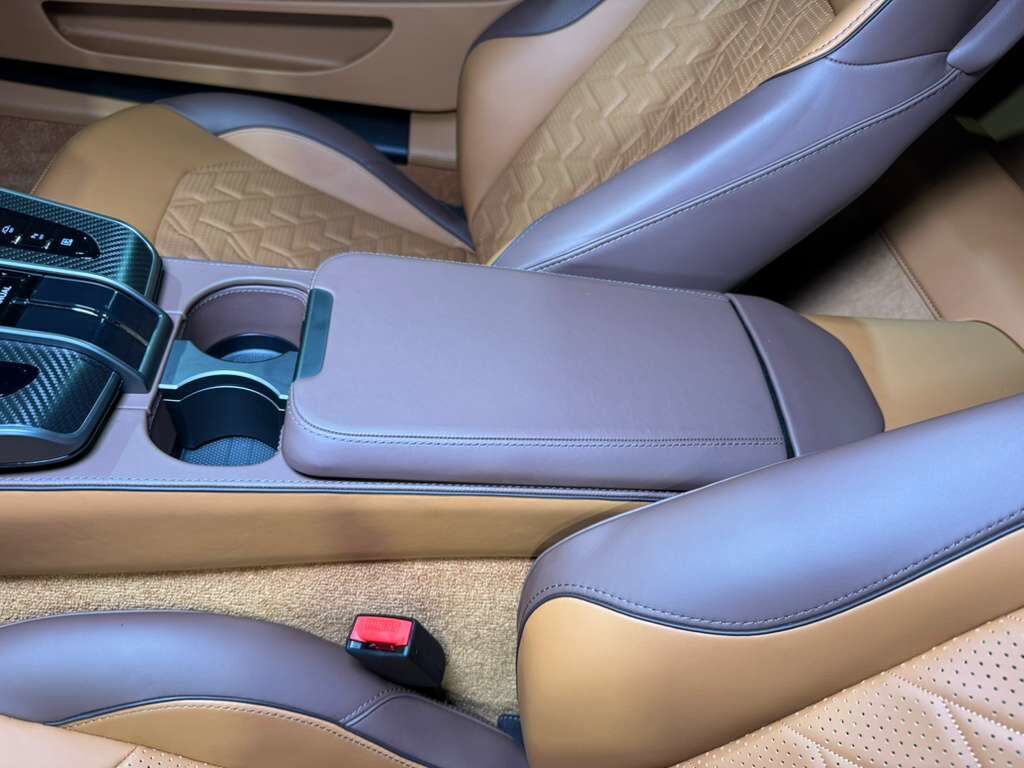 2025 Aston Martin Vanquish Apple CarPlay Ultra, Magneto Bronze paint,Bowers & Wilkins audio,360 cam,carbon galore & MUCH MORE!! Fort Lauderdale FL