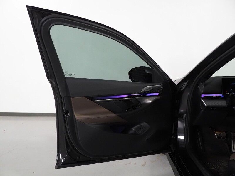 2025 BMW i5 eDrive40 Sedan *M SPORT PKG, DRIVING ASSIST PRO PKG, HEADS-UP DISPLAY, NAVIGATION, ADAPTIVE CRUISE, SAFETY ALERTS, MOONROOF, HEATED SEATS/STEERING, FULL LED LIGHTS, 20 INCH WHEELS, BOWERS & WILKINS, ANDROID & APPLE Round Rock TX