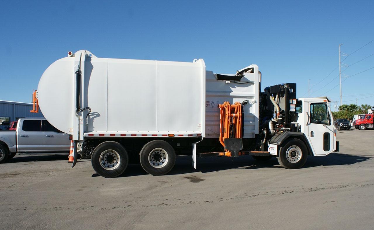 2025 Battle Motors LET 2 31 Yard Pac Tech Side Loader Garbage Truck