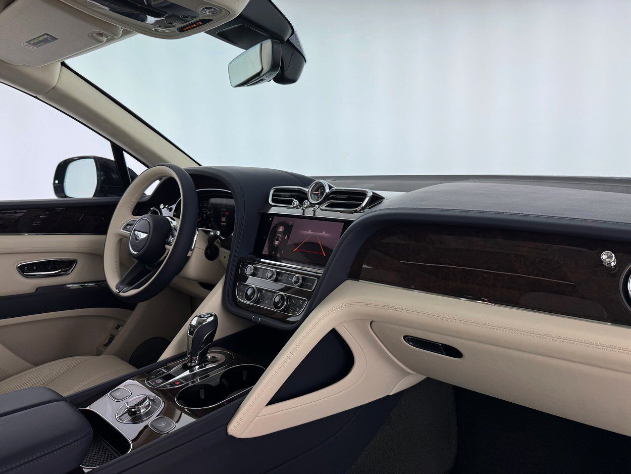 2025 Bentley Bentayga V8 photo 2