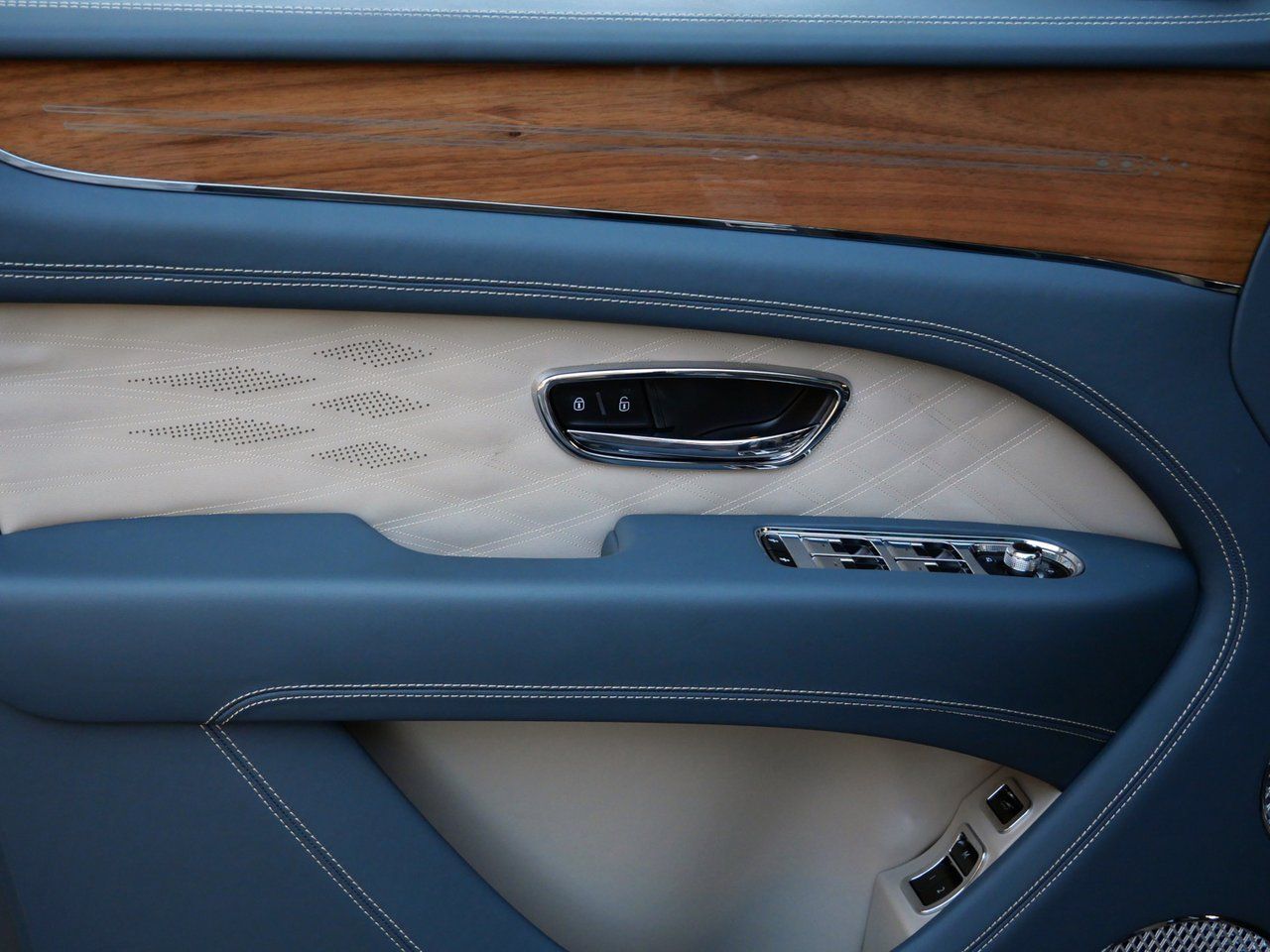 2025 Bentley Bentayga V8 V8 Lawrence KS