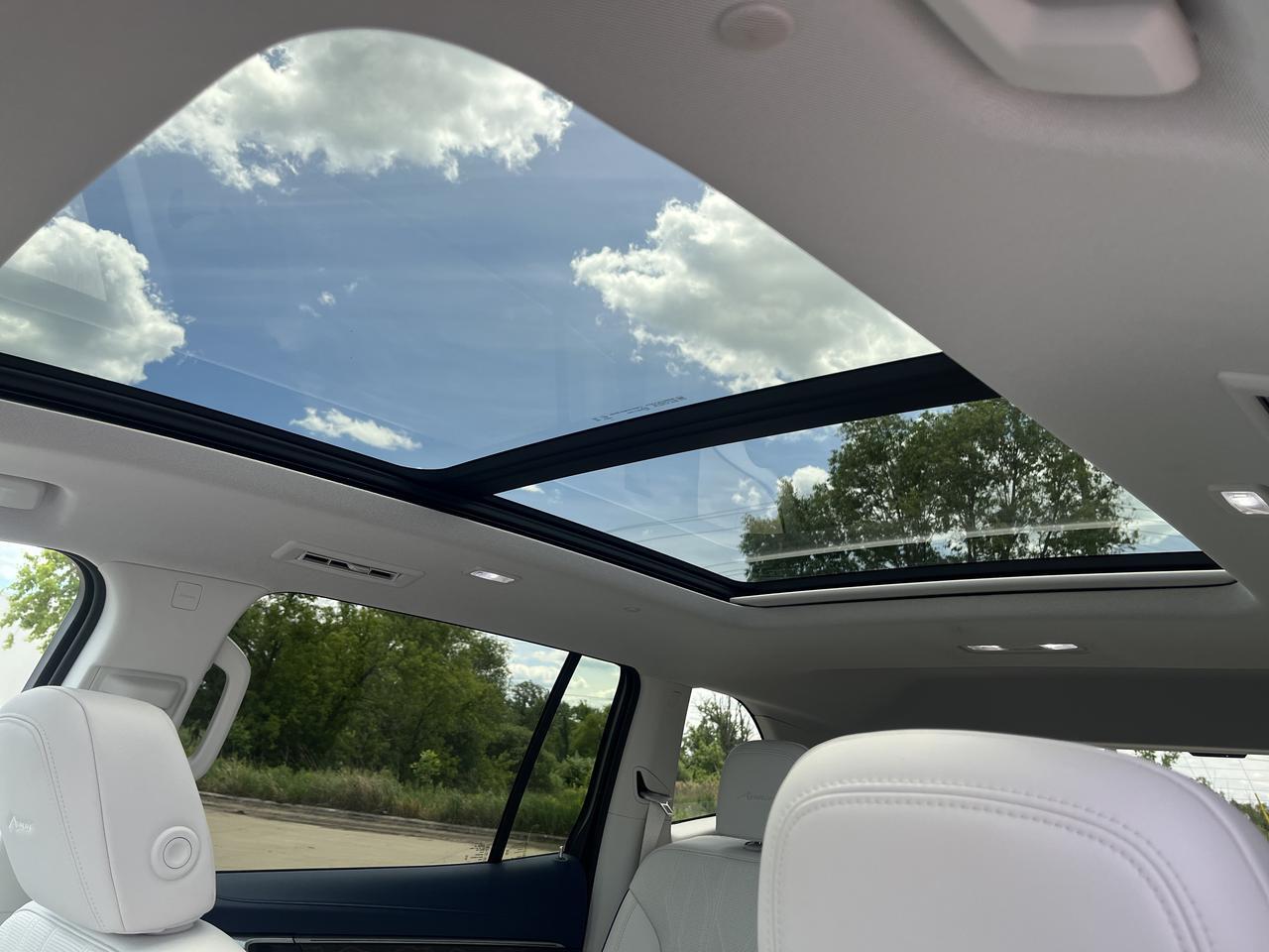 2025 Buick Enclave Avenir AWD SuperCruise TraileringPkgs w/SuperCruise AdptvCrz Sunroof 22s RrCamMrr HD-SrrndVsn Saukville WI