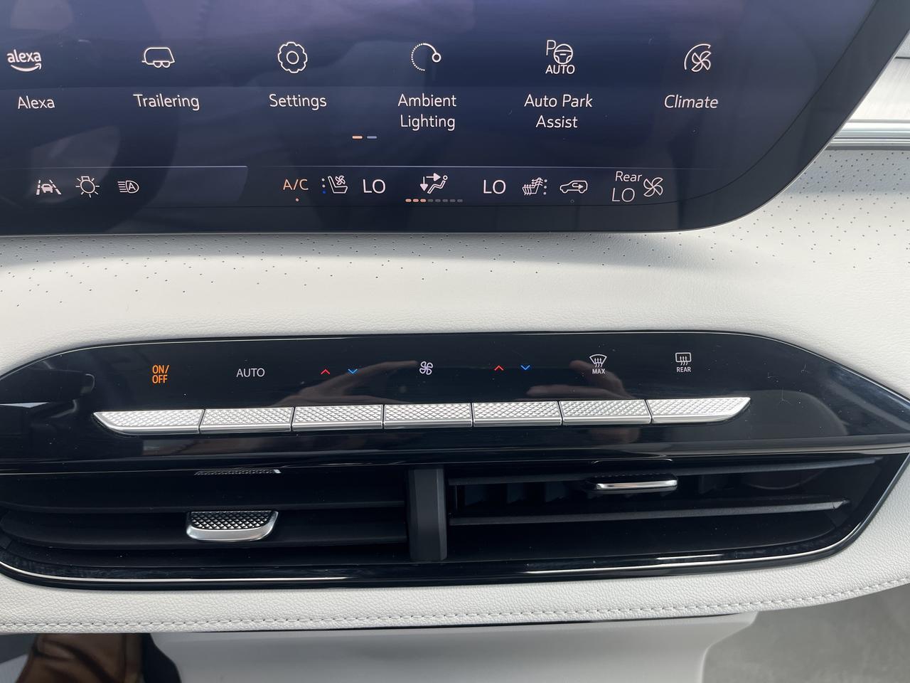 2025 Buick Enclave Avenir AWD SuperCruise TraileringPkgs w/SuperCruise AdptvCrz Sunroof 22s RrCamMrr HD-SrrndVsn Saukville WI