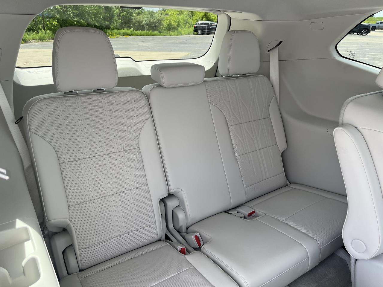 2025 Buick Enclave Avenir AWD SuperCruise TraileringPkgs w/SuperCruise AdptvCrz Sunroof 22s RrCamMrr HD-SrrndVsn Saukville WI