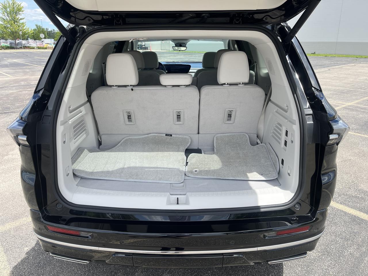 2025 Buick Enclave Avenir AWD SuperCruise TraileringPkgs w/SuperCruise AdptvCrz Sunroof 22s RrCamMrr HD-SrrndVsn Saukville WI