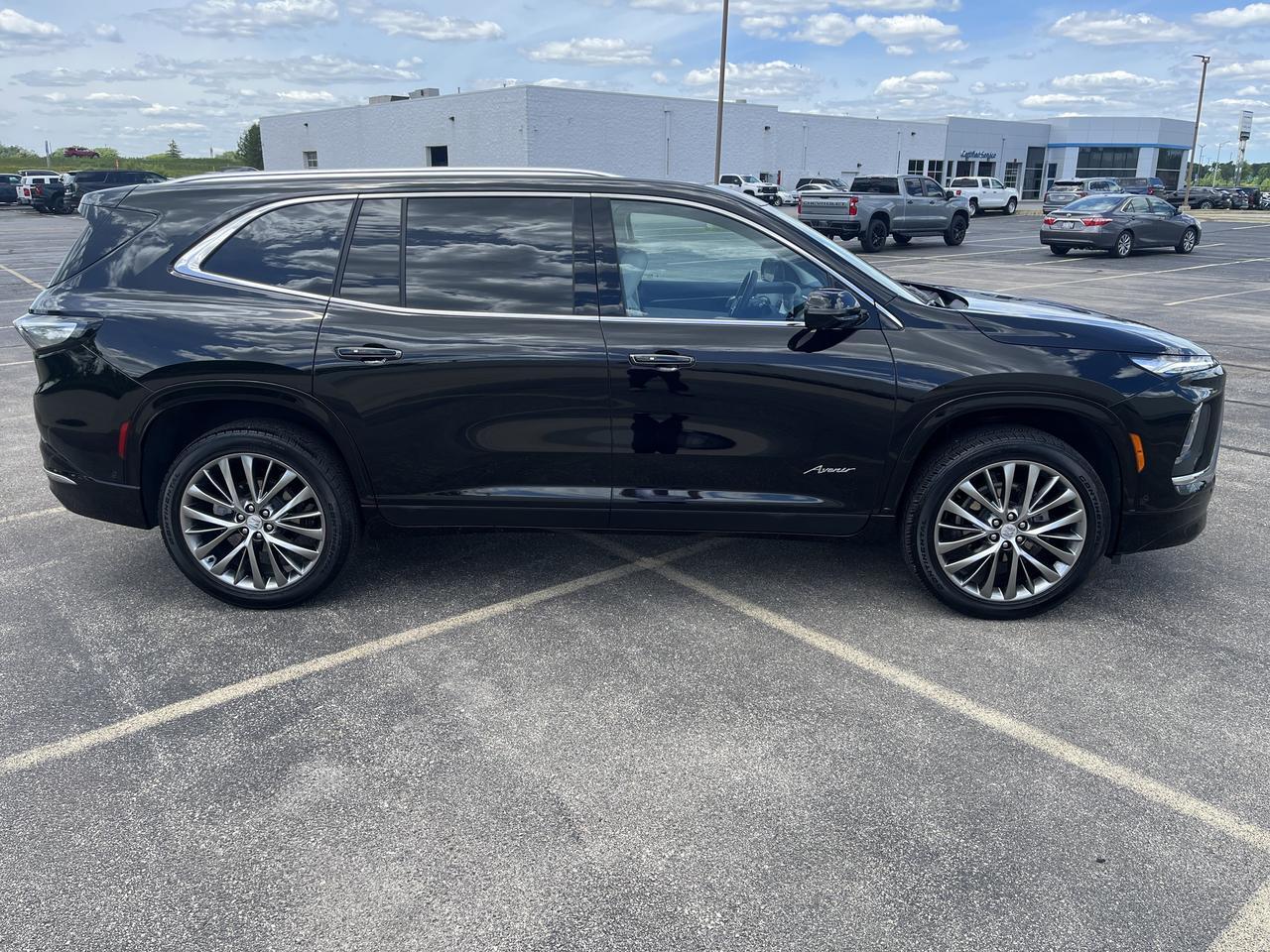 2025 Buick Enclave Avenir AWD SuperCruise TraileringPkgs w/SuperCruise AdptvCrz Sunroof 22s RrCamMrr HD-SrrndVsn Saukville WI