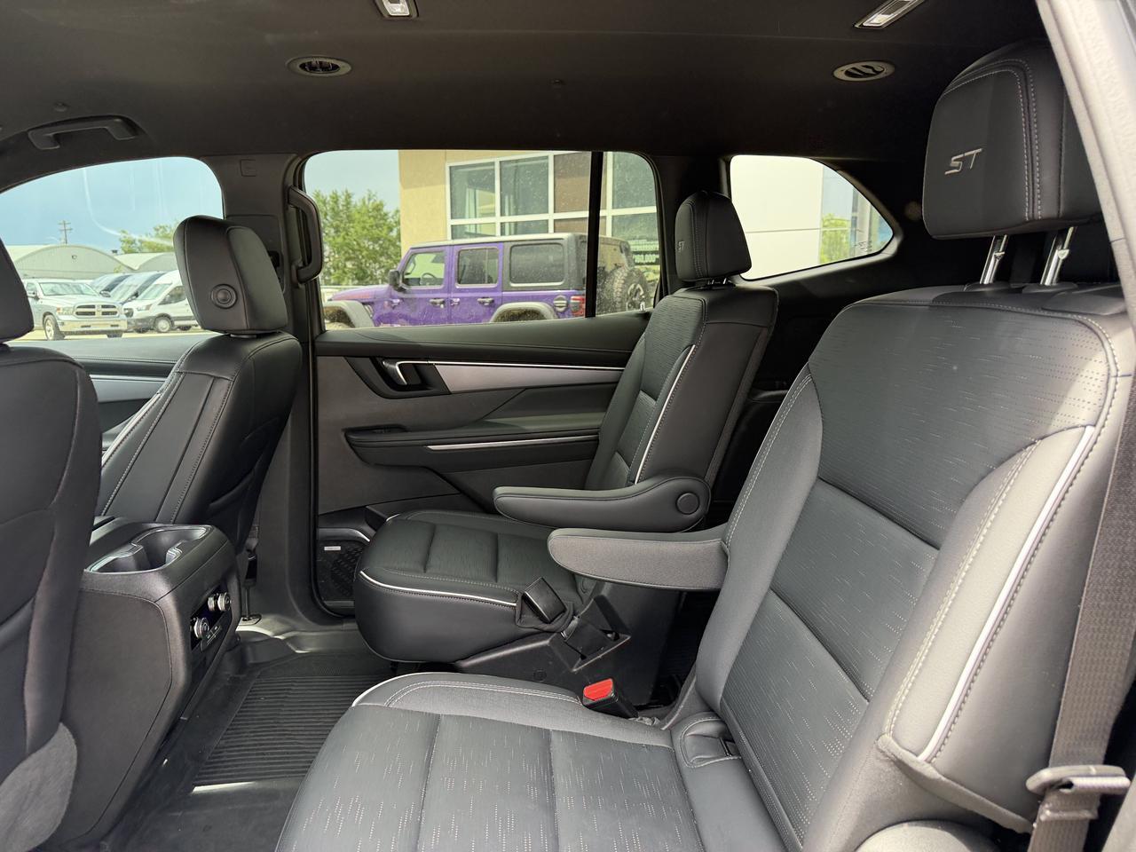 2025 Buick Enclave Sport Touring AWD | Low KMs | 8 Speed Automatic | Power Liftgate | 20IN Alloy Wheels Redwater AB