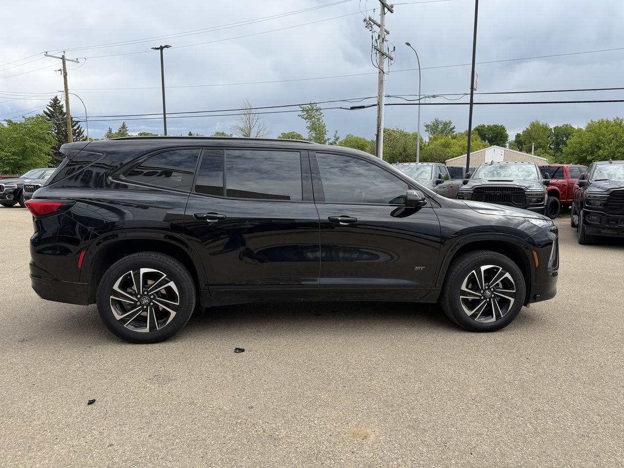 2025 Buick Enclave Sport Touring AWD | Low KMs | 8 Speed Automatic | Power Liftgate | 20IN Alloy Wheels Redwater AB