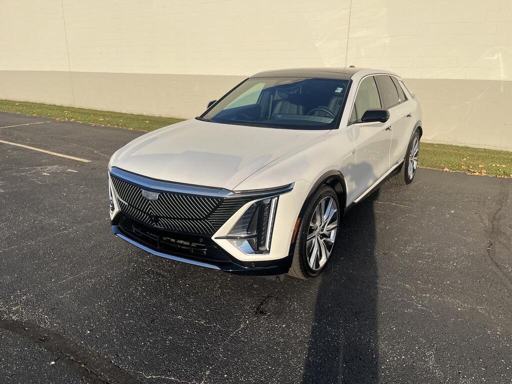 2025 Cadillac LYRIQ Luxury 3 AWD TraileringProvisions w/SuperCruise AdaptiveCruise Sunroof HtdCldMemLthr HD-SrrndVsn Milwaukee WI