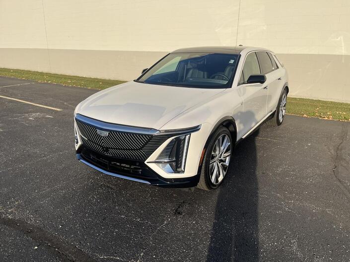 2025 Cadillac LYRIQ Luxury 3 AWD TraileringProvisions w/SuperCruise AdaptiveCruise Sunroof HtdCldMemLthr HD-SrrndVsn Milwaukee WI