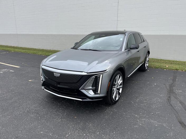 2025 Cadillac LYRIQ Luxury 3 AWD TraileringProvisions w/SuperCruise AdaptiveCruise Sunroof HtdCldMemLthr HD-SrrndVsn Milwaukee WI