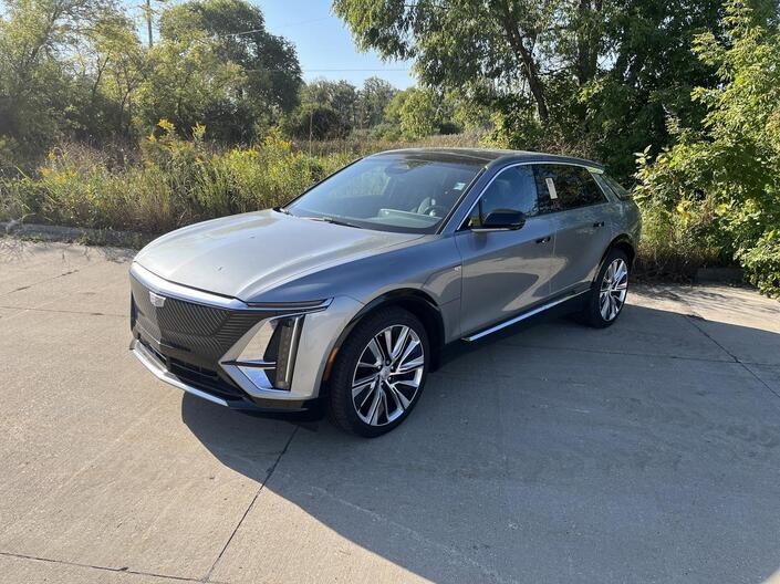 2025 Cadillac LYRIQ Luxury 3 AWD TraileringProvisions w/SuperCruise AdaptiveCruise Sunroof HtdCldMemLthr HD-SrrndVsn Milwaukee WI