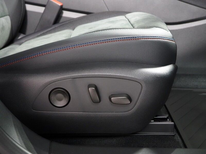 2025 Chevrolet Blazer EV RS AWD *NAVIGATION, ADAPTIVE CRUISE, SAFETY ALERTS, 360 VIEW CAMERAS, 17.7 INCH TOUCHSCREEN, CLIMATE SEATS, HEATED STEERING, POWER LIFTGATE, REMOTE START, 21 INCH WHEELS, WIRELESS CHARGING Round Rock TX