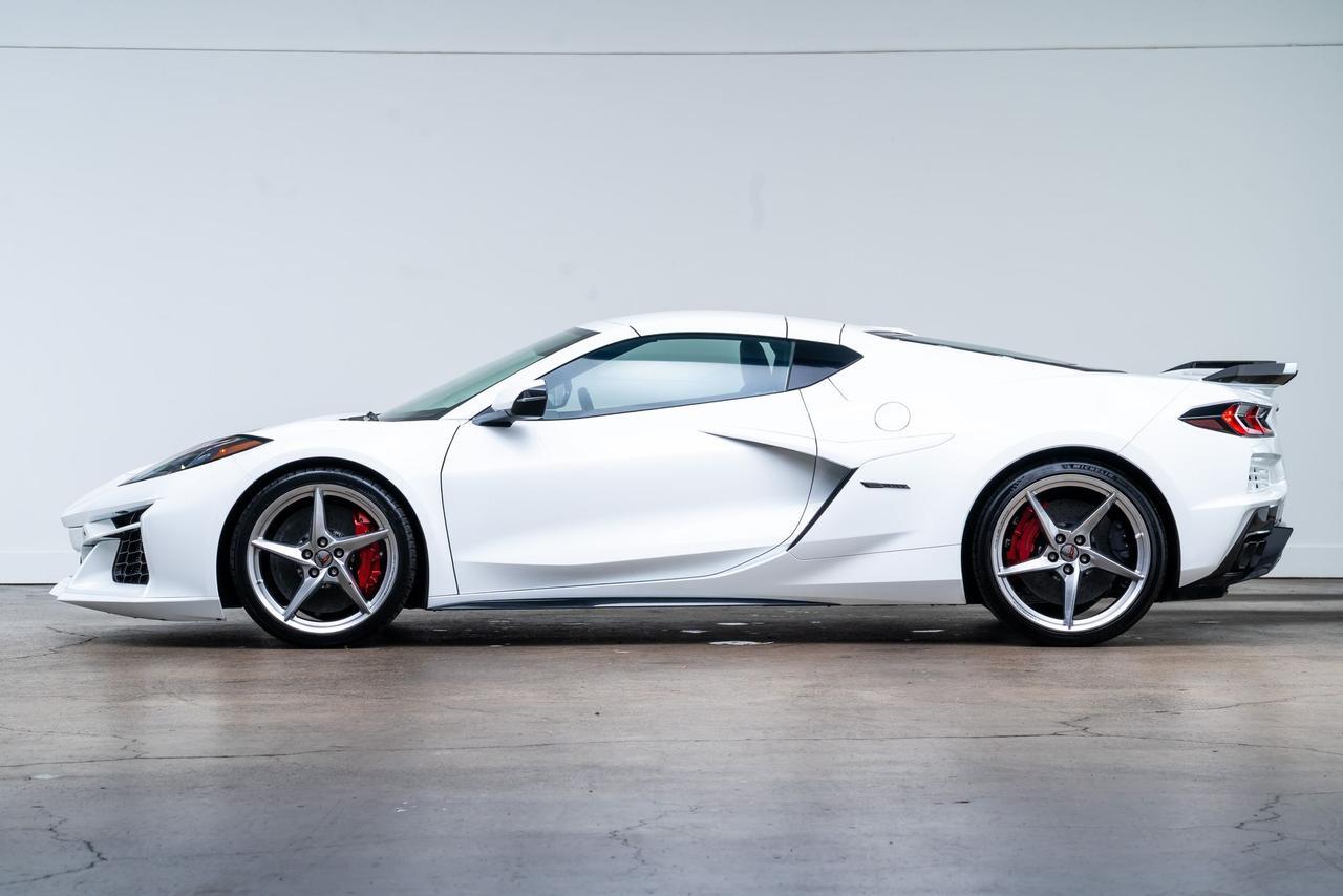 2025 Chevrolet Corvette E-Ray 3LZ Carbon Ceramic Brakes Magnetic Ride Control Portland OR