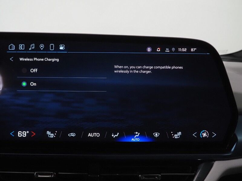 2025 Chevrolet Equinox EV LT *CONVENIENCE PKG, NAVIGATION, ADAPTIVE CRUISE, SAFETY ALERTS, COLOR TOUCHSCREEN, 360 VIEW CAMERAS, HEATED SEATS/STEERING, REMOTE START, POWER LIFTGATE, WIRELESS CHARGING Round Rock TX