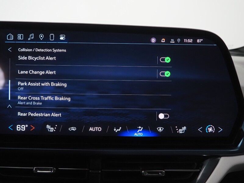 2025 Chevrolet Equinox EV LT *CONVENIENCE PKG, NAVIGATION, ADAPTIVE CRUISE, SAFETY ALERTS, COLOR TOUCHSCREEN, 360 VIEW CAMERAS, HEATED SEATS/STEERING, REMOTE START, POWER LIFTGATE, WIRELESS CHARGING Round Rock TX