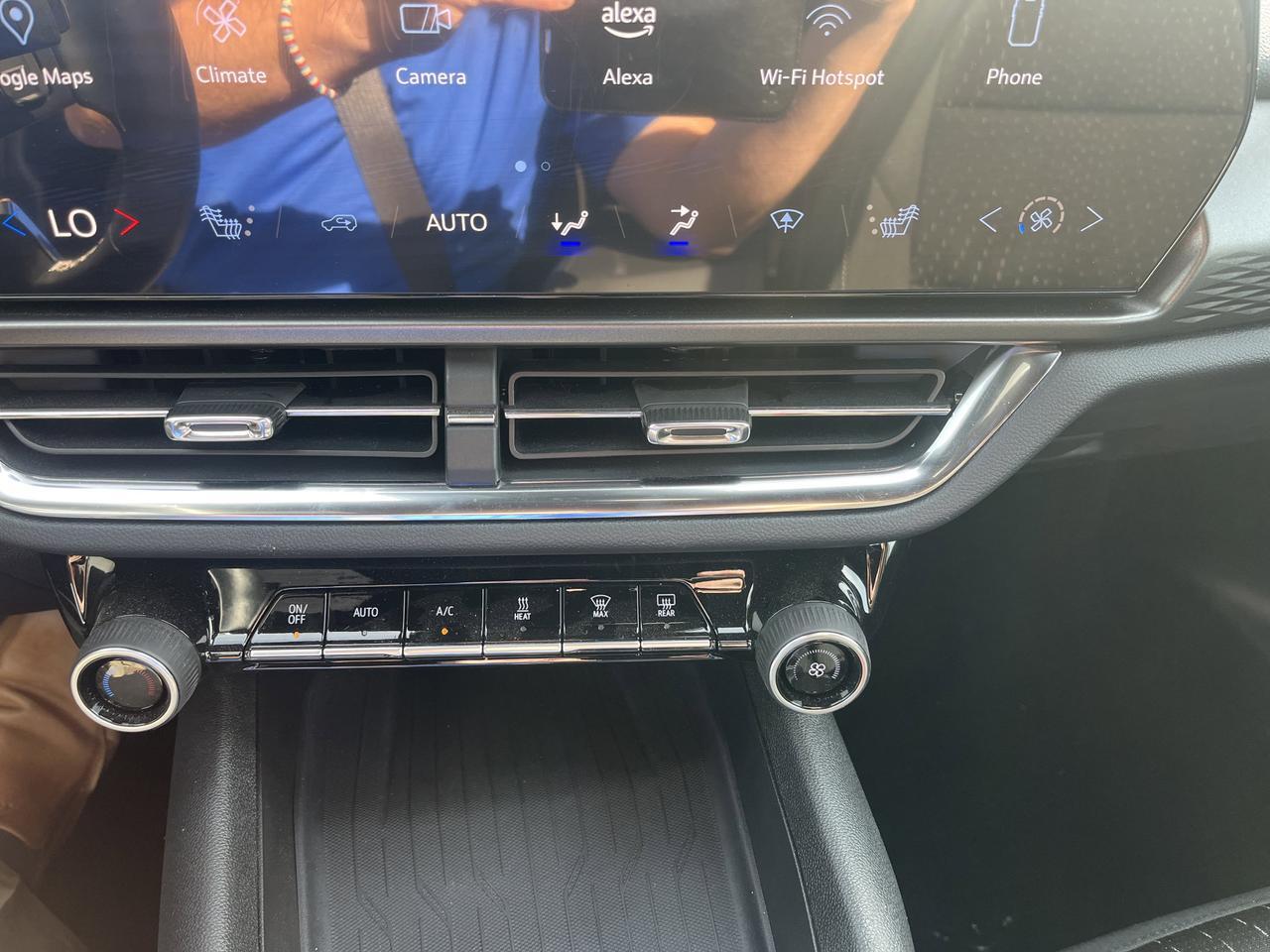2025 Chevrolet Equinox EV LT1 Comfort ActiveSfty2Pkgs w/Dual-LevelChargeCord HtdSeats HtdStrngWhl 8-WayPwrDrvrSeat HD-SrrndVsn Saukville WI