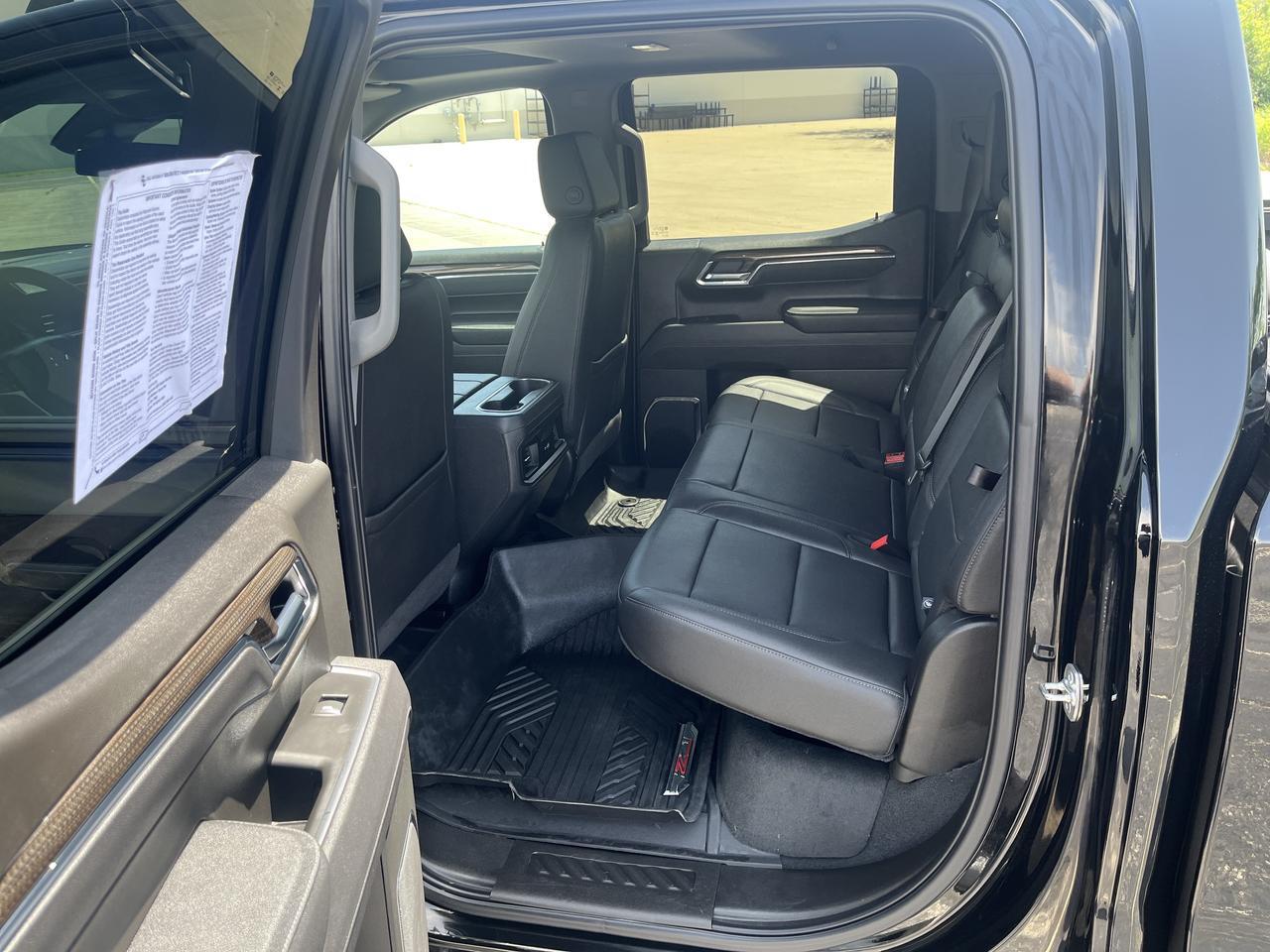 2025 Chevrolet Silverado 1500 RST Z71 Crew Cab 4WD 3.0L DuramaxDiesel AllStarPremiumPkg w/Sunroof AdptvCrz LthrBuckets 20s Saukville WI