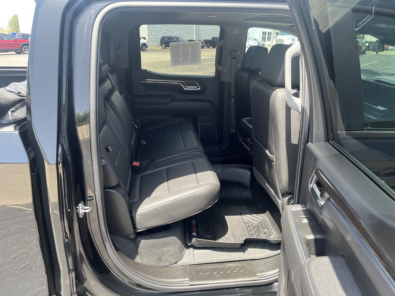 2025 Chevrolet Silverado 1500 RST Z71 Crew Cab 4WD 3.0L DuramaxDiesel AllStarPremiumPkg w/Sunroof AdptvCrz LthrBuckets 20s Saukville WI