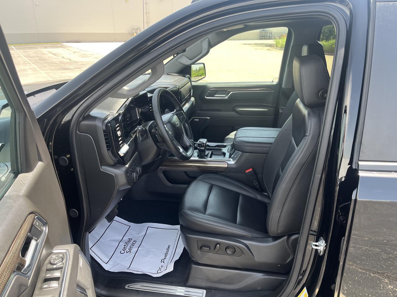 2025 Chevrolet Silverado 1500 RST Z71 Crew Cab 4WD 3.0L DuramaxDiesel AllStarPremiumPkg w/Sunroof AdptvCrz LthrBuckets 20s Saukville WI