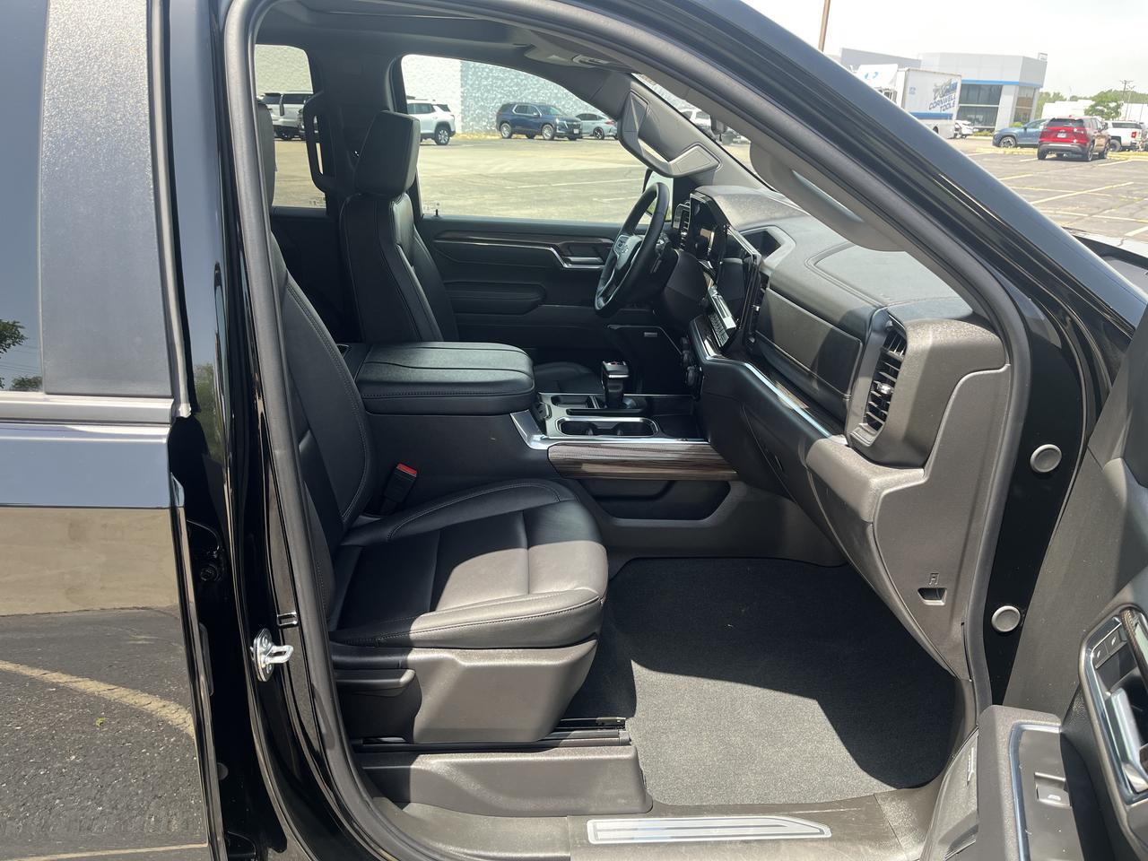 2025 Chevrolet Silverado 1500 RST Z71 Crew Cab 4WD 3.0L DuramaxDiesel AllStarPremiumPkg w/Sunroof AdptvCrz LthrBuckets 20s Saukville WI
