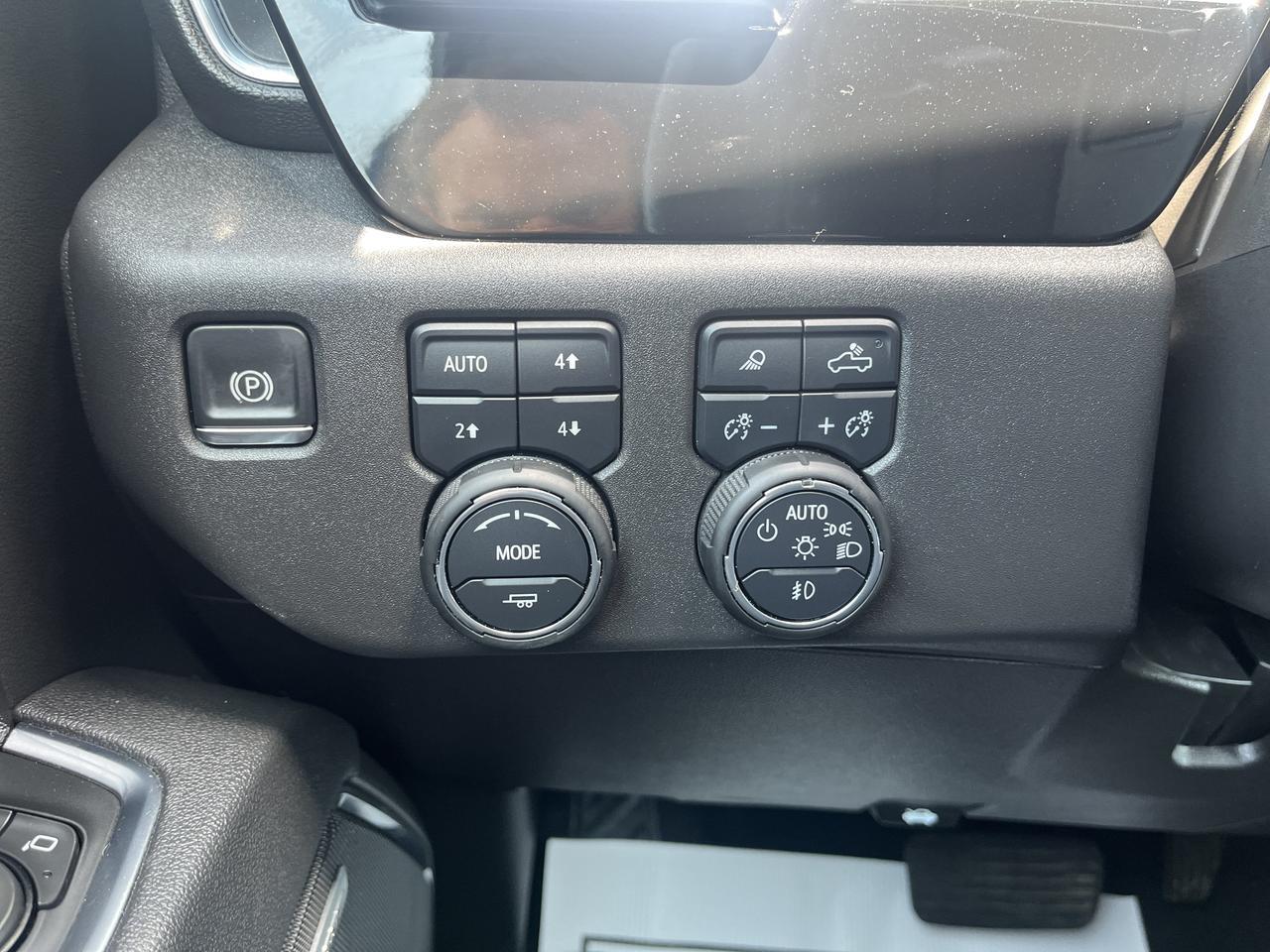 2025 Chevrolet Silverado 1500 RST Z71 Crew Cab 4WD 3.0L DuramaxDiesel AllStarPremiumPkg w/Sunroof AdptvCrz LthrBuckets 20s Saukville WI