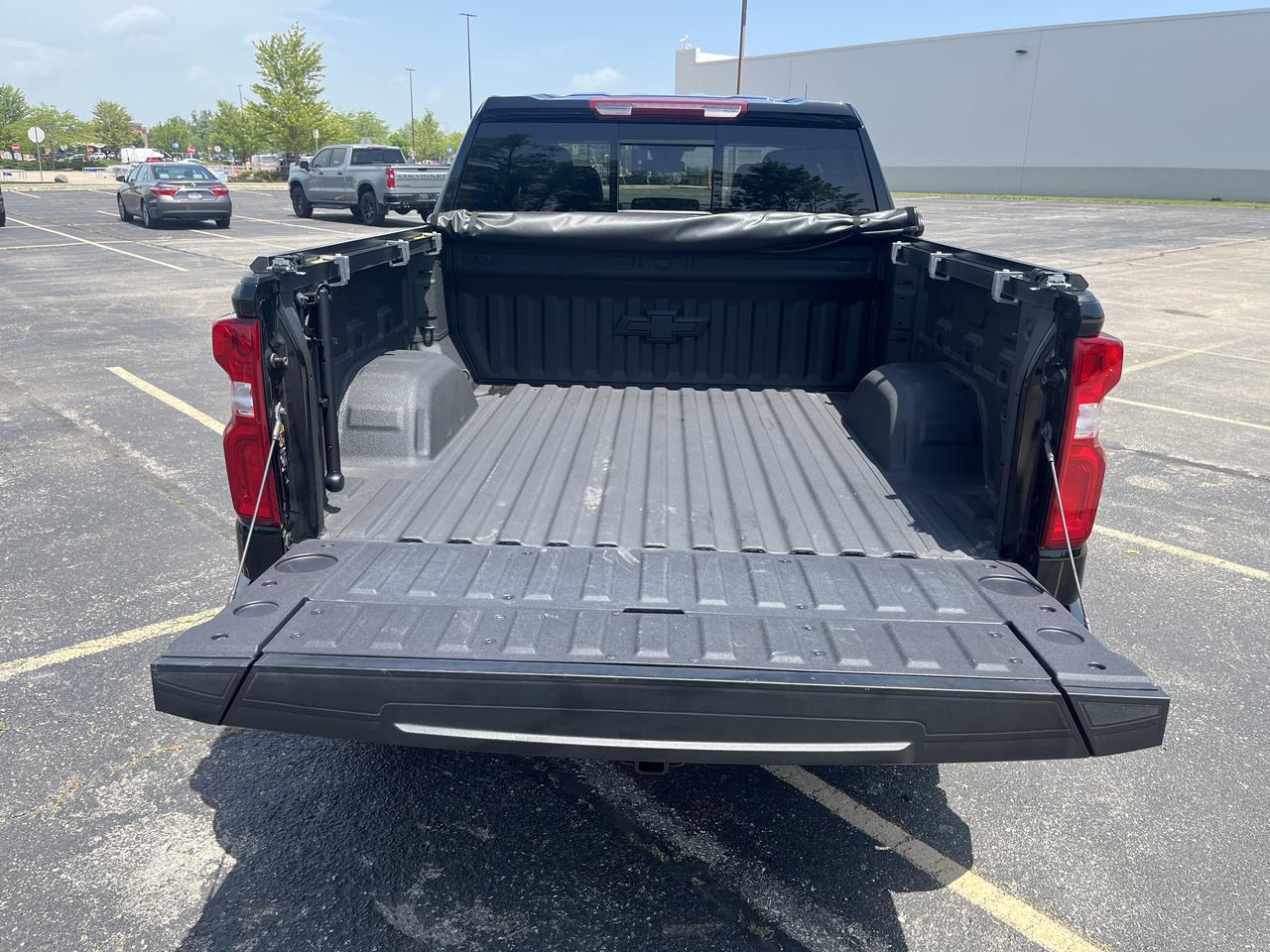 2025 Chevrolet Silverado 1500 RST Z71 Crew Cab 4WD 3.0L DuramaxDiesel AllStarPremiumPkg w/Sunroof AdptvCrz LthrBuckets 20s Saukville WI