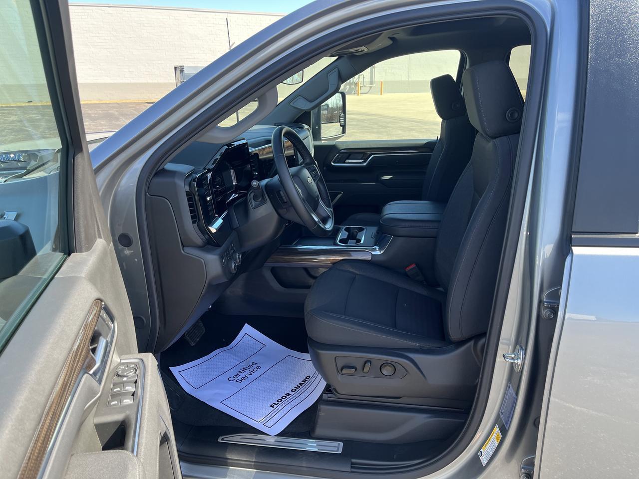 2025 Chevrolet Silverado 2500HD 2500HD LT Z71 Crew Cab 4WD DuramaxDiesel HeatPkg 5thWheelPkg w/PwrSeat RemoteStart HtdBucketSeats Saukville WI