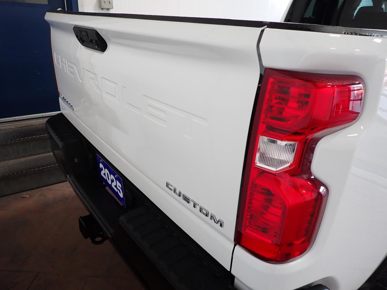 2025 Chevrolet Silverado 2500HD Custom CREW CAB 4WD SHORT BOX Listowel ON