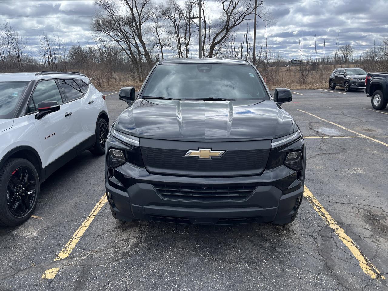 2025 Chevrolet Silverado EV Work Truck Max Range e4WD w/Dual-LevelChargeCord Spray-OnBedliner AssistSteps Saukville WI