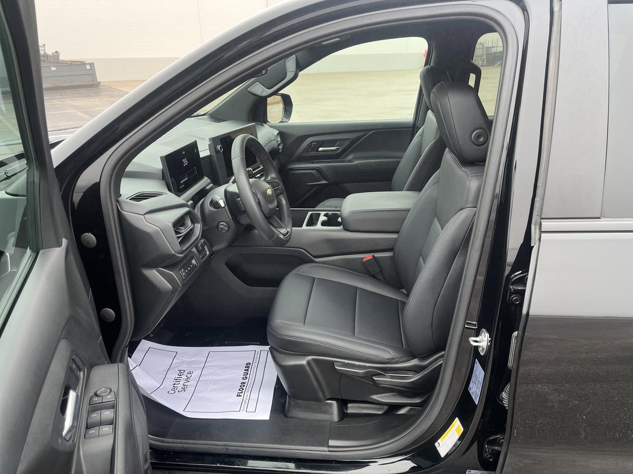 2025 Chevrolet Silverado EV Work Truck Max Range e4WD w/Dual-LevelChargeCord Spray-OnBedliner SoftRollUpTonneauCover AssistSteps Saukville WI