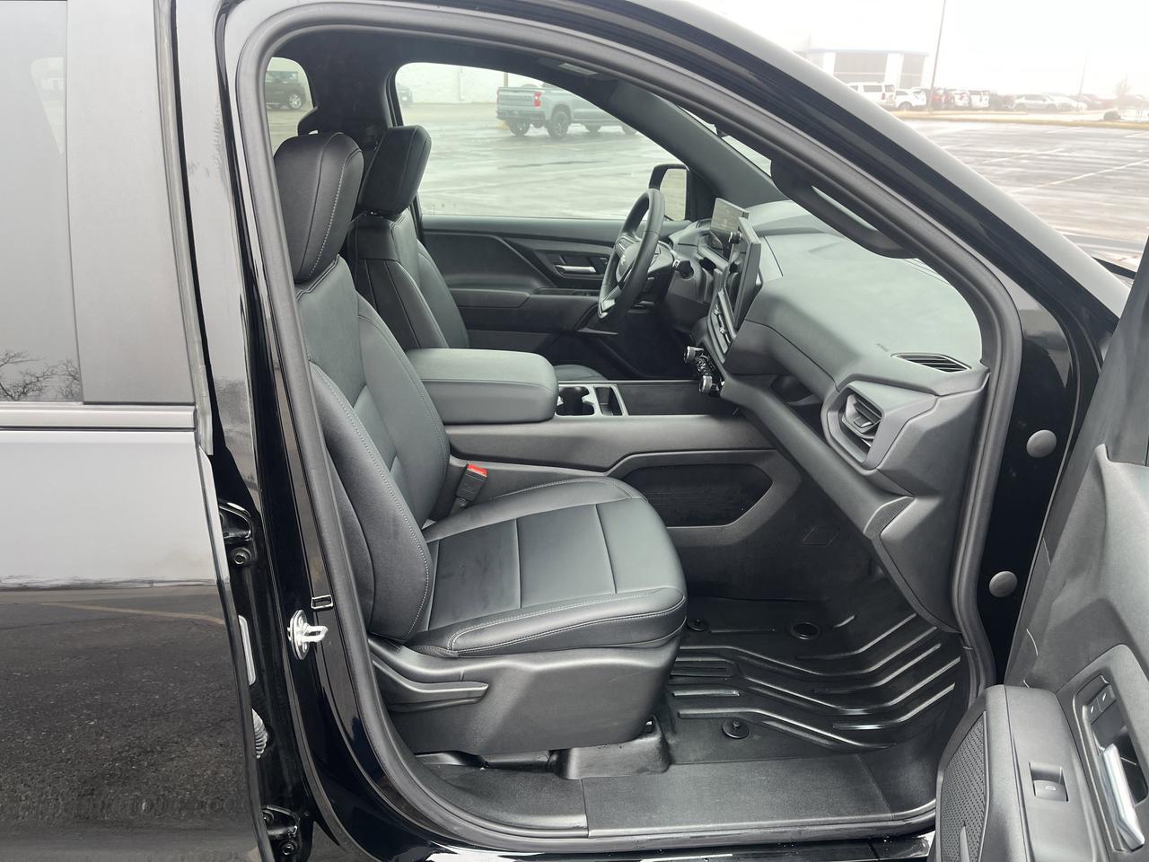 2025 Chevrolet Silverado EV Work Truck Max Range e4WD w/Dual-LevelChargeCord Spray-OnBedliner SoftRollUpTonneauCover AssistSteps Saukville WI