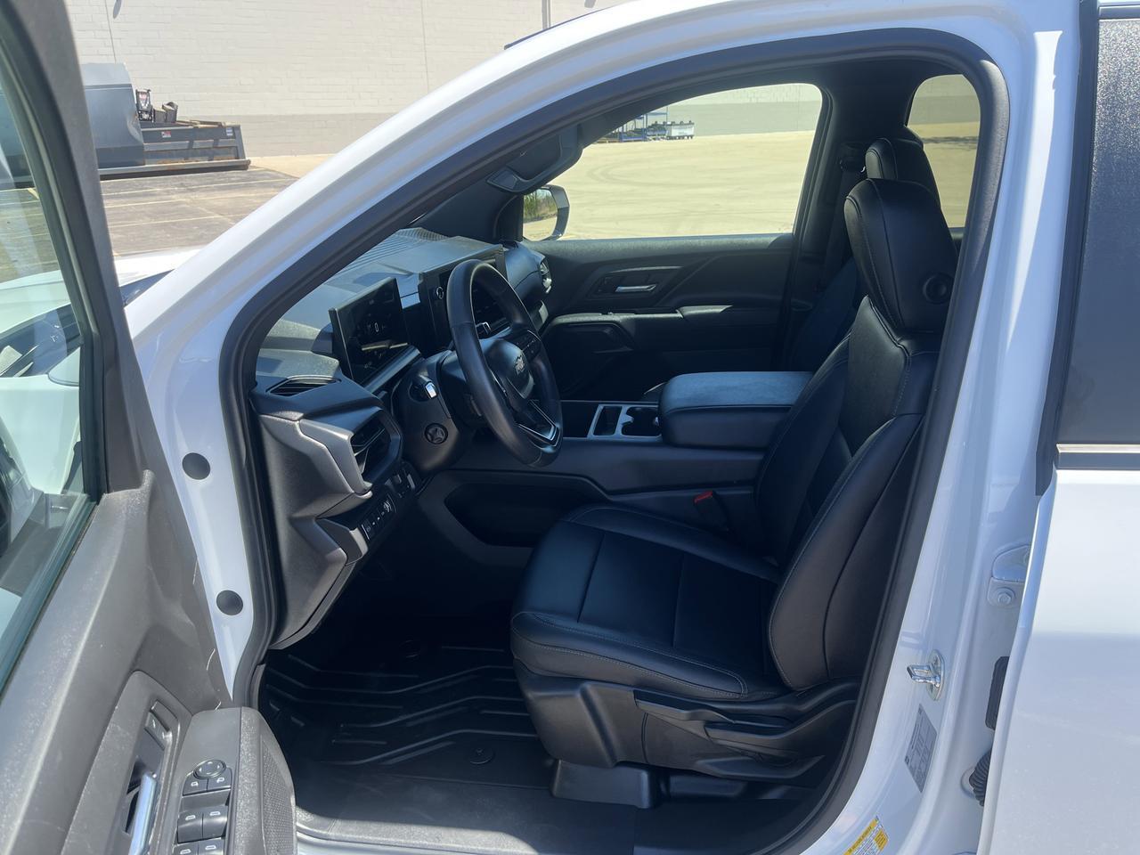 2025 Chevrolet Silverado EV Work Truck Max Range e4WD w/Dual-LevelChargeCord Spray-OnBedliner SoftRollUpTonneauCover AssistSteps Saukville WI